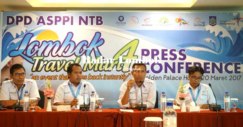 LTM IV: Ketua DPD ASPPI NTB, DN Wirajagat bersama Pengurus ASPPI NTB, saat memberikan keterangan pers pelaksanaan Lombok Travel Mart (LTM) ke IV tahun 2017 di Hotel Golden Palace Mataram, Senin (20/3). (LUKMAN HAKIM/RADAR LOMBOK)