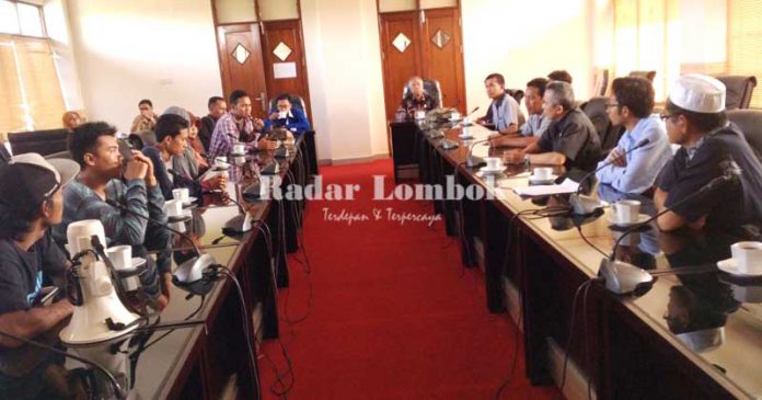 Warga Karang Genteng saat hearing di kantor DPRD Kota Mataram