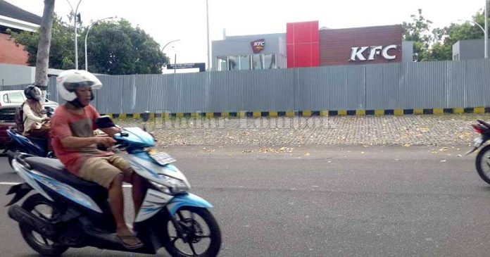 TUTUP : Drive thru KFC di Jalan Langko masih disegel Pemerintah Kota Mataram.