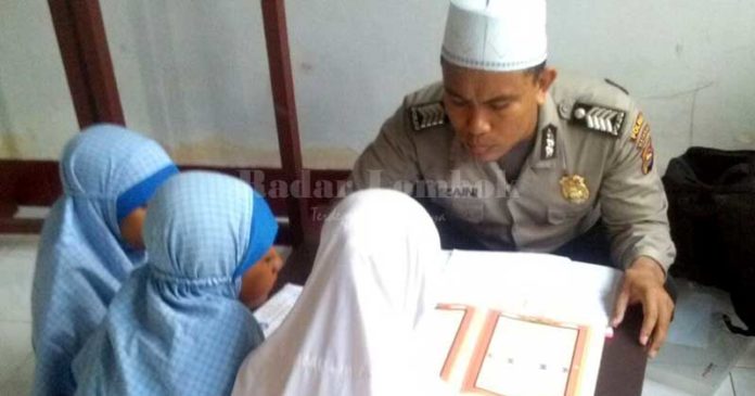 Bripka Muhammad Hujaini Abdilah Polisi yang Nyambi jadi Guru Ngaji