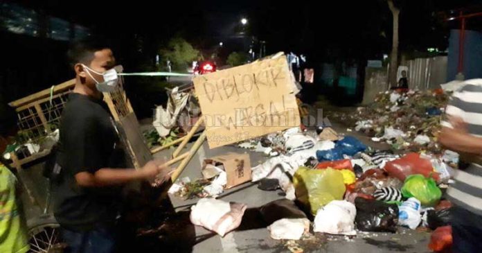 Protes Depo Sampah, Warga Blokir Jalan