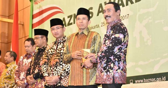 Gubernur Raih Baznas Award 2017