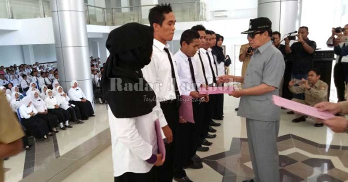 Bupati Lombok Timur Ali BD menyerahkan SK Honda