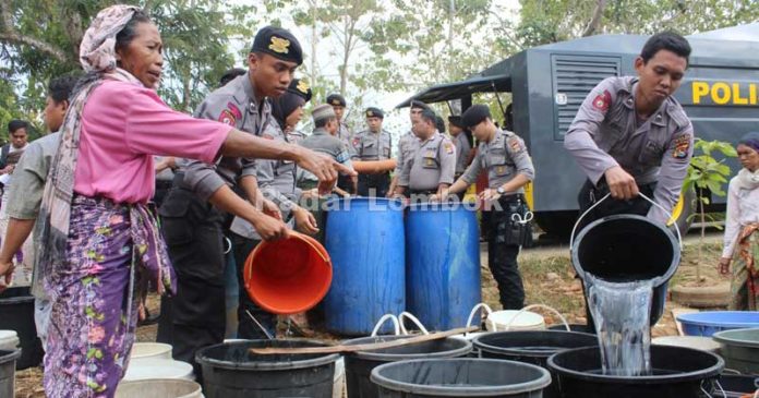 Polisi Salurkan Bantuan Air Bersih
