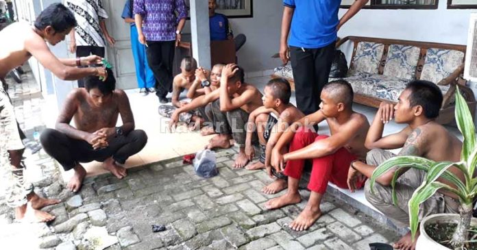 Delapan Anak Punk Digunduli Petugas Kota Mataram