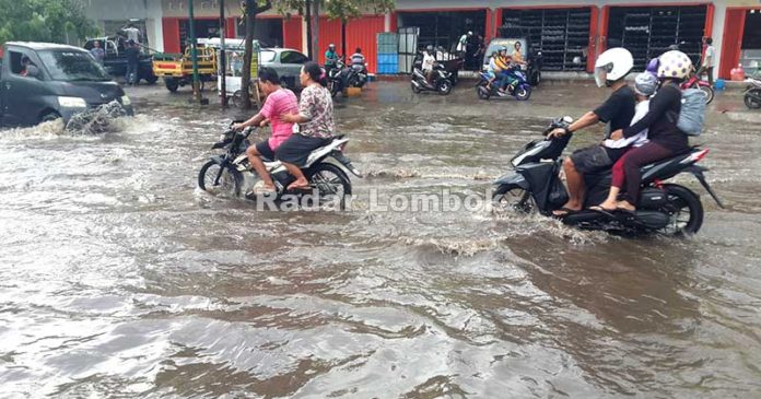 Genangan di Jalan Protokol Kota Mataram Disebabkan Drainase Buruk