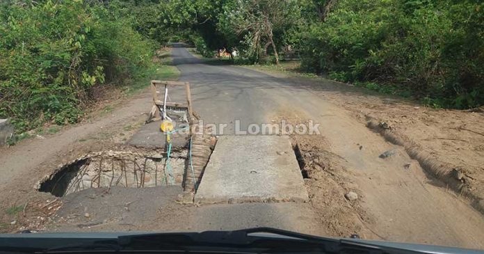 Jalan Jebol di Perbatasan Desa Pelangan belum Ditangani, Sumiatun Geram