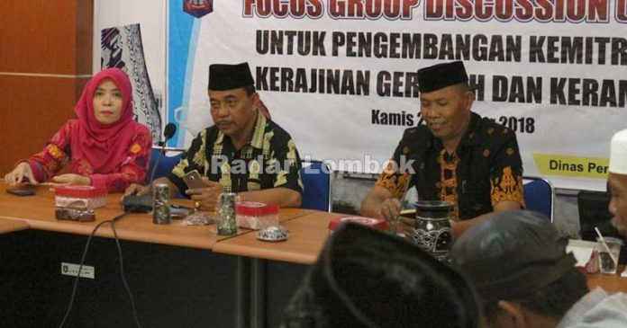 Perajin Gerabah di Lombok Tengah Pilih Jadi Pemulung