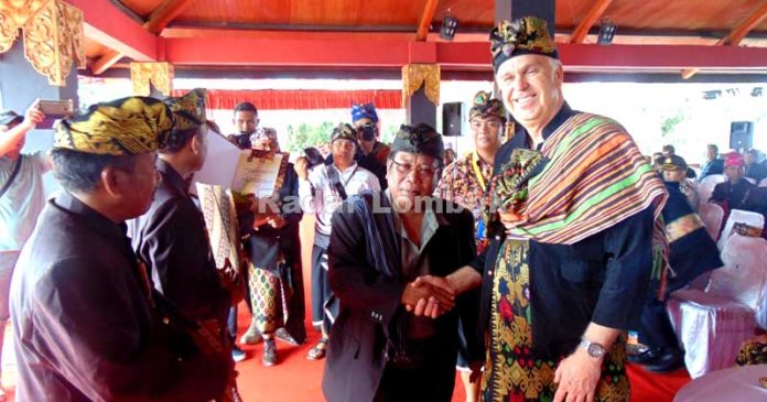 Pakaian Adat Warnai Hari Jadi Lombok Tengah