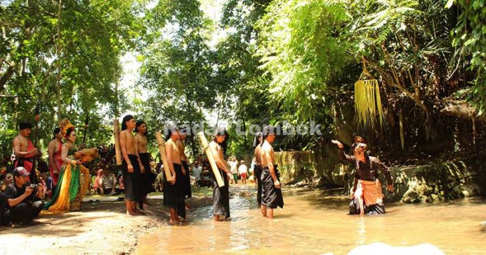 Prosesi Ngalun Warga Desa Aik Dewa Kabupaten Lombok Timur