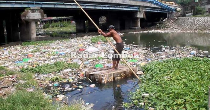 Perjuangan Para Petugas Sampah Sungai Jangkuk