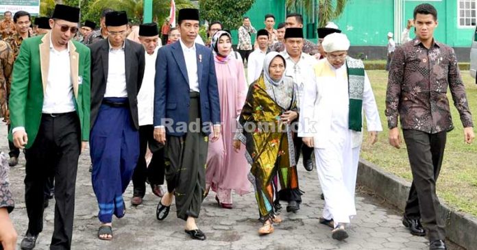 Jokowi Ziarah ke Makam Pahlawan Nasional Maulana Syaikh