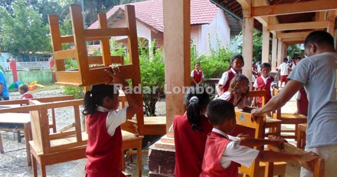 Sekolah Terendam Banjir, Murid SDN Beleka Tidak Bisa Belajar