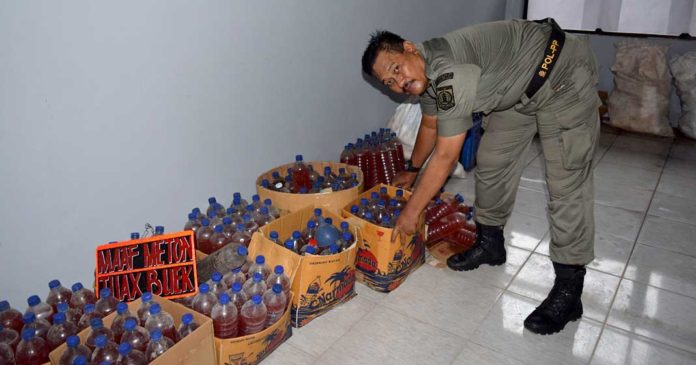 Sat Pol PP Lombok Timur Sita Ratusan Botol Tuak