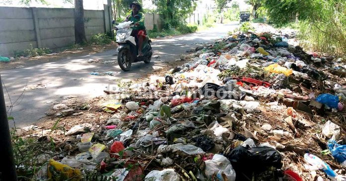 Pengguna Jalan di Lombok Barat Keluhkan Sampah