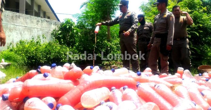 Pol PP Lombok Timur Musnahkan Ratusan Botol Miras