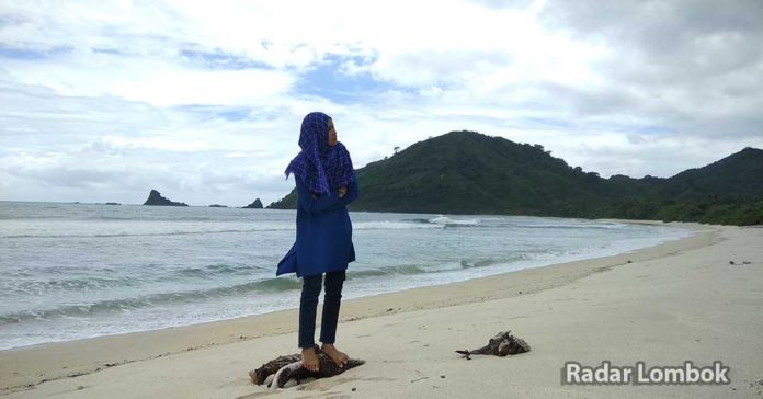 Menikmati Keindahan Pantai Mekaki Lombok Barat