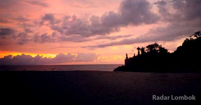 Menikmati Sunset di Pura Batu Bolong Kabupaten Lombok Barat