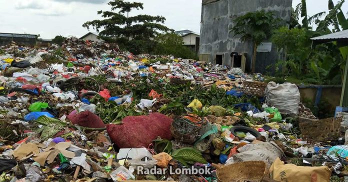 Sampah di Kota Mataram Menggunung