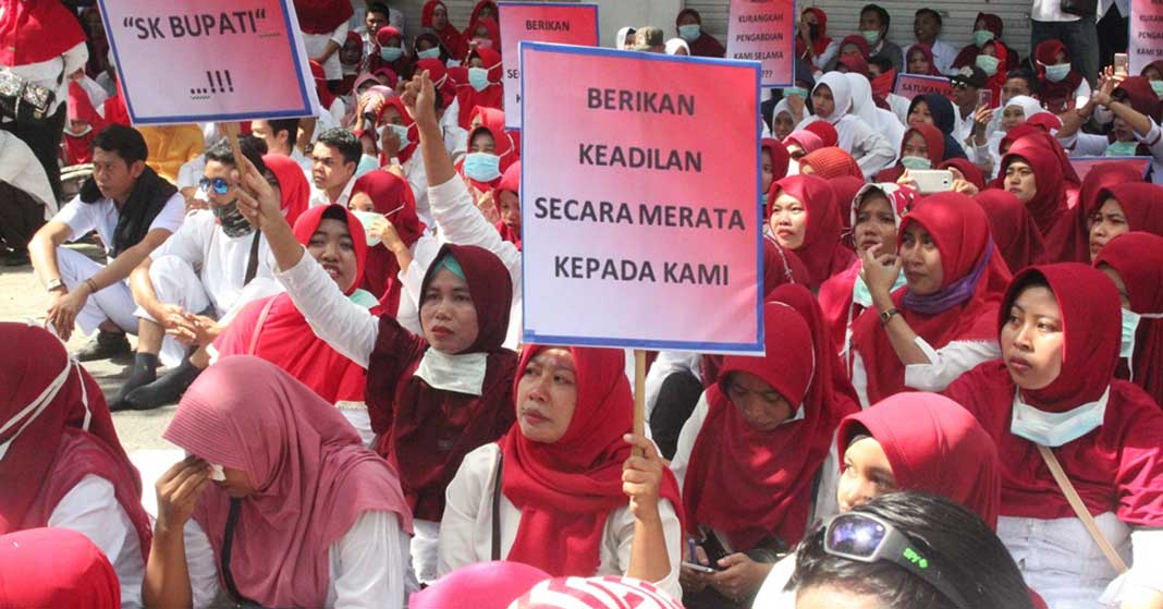Ratusan Tenaga Kesehatan Lombok Timur Turun Demo