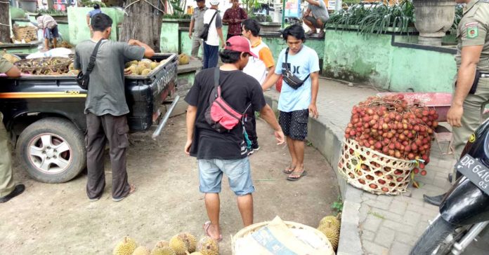 Pedagang Durian Dilarang Berjualan di Trotoar