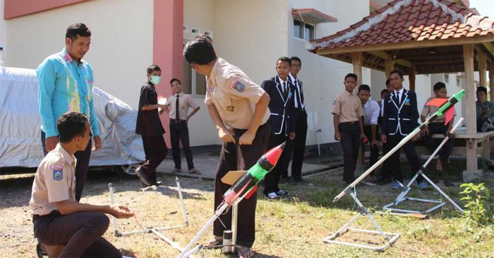 MAN IC Lombok Timur Rakit Roket