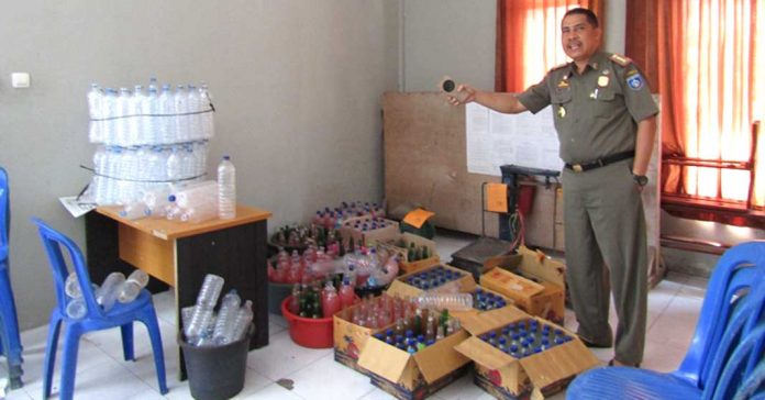 Pol PP Sita Ratusan Botol Miras di Jonggat