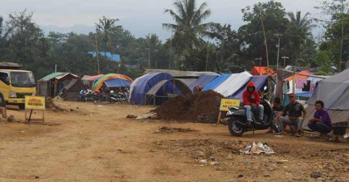 Pengungsi Terkena Dampak Gempa Mataram Disewakan Lahan