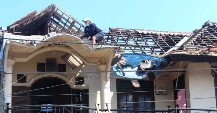 Aksi Heroik Petugas Robohkan Rumah Warga Pasca Gempa