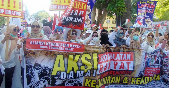 Pendukung Prabowo-Sandi Demo Bawaslu NTB