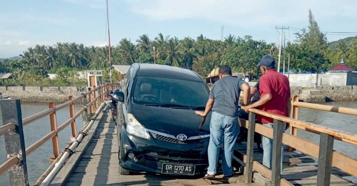 Warga Tagih Janji Bupati Perbaiki Jembatan Cemara