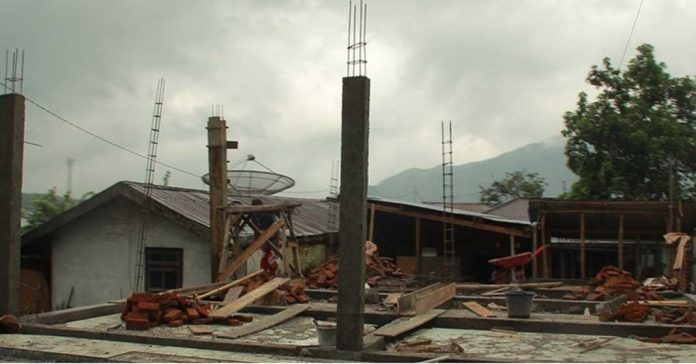 Korban Gempa Bangun Rumah Pakai Utang