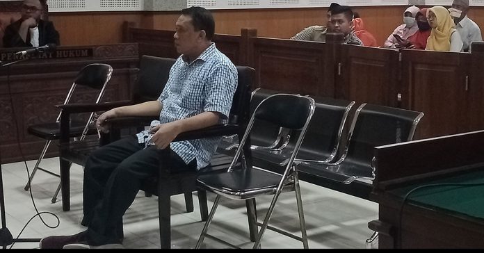 DIVONIS: Terdakwa Ispan Junaidi saat menjalani sidang dengan agenda pembacaan putusan oleh majelis hakim Pengadilan Tipikor Mataram, Selasa (24/3). DERY HARJAN/RADAR LOMBOK