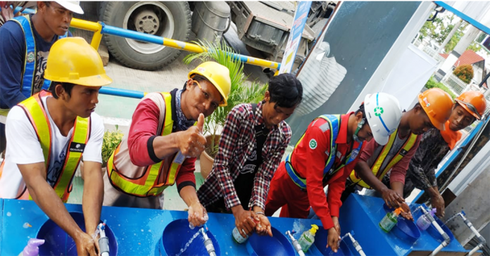 PENCEGAHAN: Kalangan pekerja proyek pembangunan PRIME PARK Hotel & Convention Lombok, mulai membudayakan mencuci tangan, sebagai salah satu cara untuk mencegah penyebaran virus Covid-19.