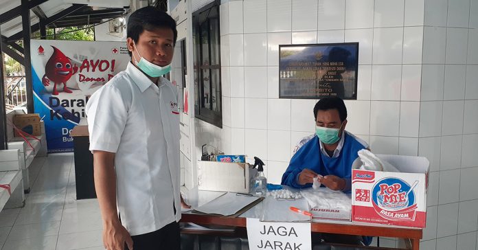 STOK KURANG: Humas UDD PMI Kabupaten Lombok Barat, Febri Sutriawan saat menunjukkan alur pelayanan di UDD PMI untuk pencegahan Covid-19. (Faisal Haris/radarlombok.co.id)