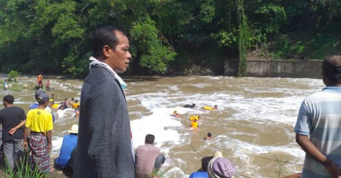 DITEMUKAN: Petugas akhirnya menemukan korban kedua yang tenggelam di bendungan Srigangga Kampung Baru Kelurahan Jontlak Kecamatan Praya Tengah, Minggu (29/3). (ISTIMEWA/RADAR LOMBOK)