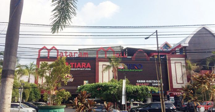 MALL DIBUKA: Beberapa pusat perbelanjaan di Kota Mataram, kini mulai dibuka kembali. Untuk itu pengunjung diharuskan tetap mematuhi aturan kesehatan seperti imbauan pemerintah.( SUDIR/RADAR LOMBOK)