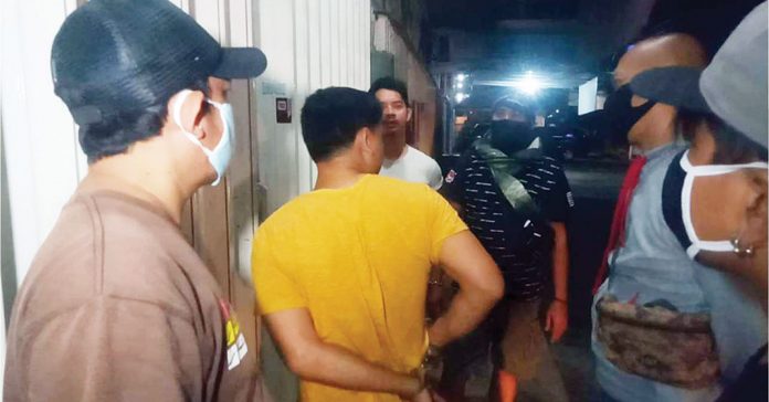 PEMBOBOL TOKO: Spesialis pembobol toko di Mataram saat ditangkap Tim Sat Reskrim Polresta Mataram, Selasa malam (28/4), sekitar pukul 22.00 Wita.( DERY HARJAN/RADAR LOMBOK)