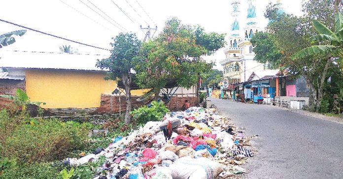 MENUMPUK: Karena tidak bisa diangkut, sampah di wilayah Kabupaten Lombok Barat menumpuk selama beberapa hari. (Fahmy/Radar Lombok)