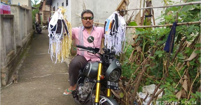 BAGI MASKER: Muhammad Saeni Salim, tukang jahit yang membagikan masker buatannya dengan meminta imbalan surat Alfatihah. (IST/RADAR LOMBOK)