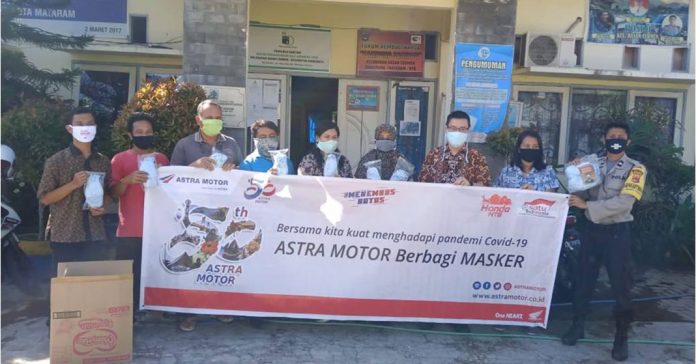 BERBAGI : Kepala Wilayah Astra Motor NTB Budi Yanto bersama Lurah Dasan Cermen saat menyerahkan bantuan masker untuk warga sekitar kantor main dealer Astra Motor NTB. (IST/ RADAR LOMBOK )