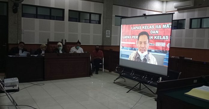BERSAKSI: Mantan Bupati Lombok Barat, Zaini Arony saat bersaksi di persidangan melalui video teleconference, Selasa (29/4).( DERY HARJAN/RADAR LOMBOK)