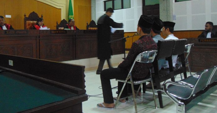 DITUNTUT: Ketiga terdakwa saat menjalani persidangan di Pengadilan Tipikor Mataram sebelum mewabahnya virus corona. (DOKUMEN/RADAR LOMBOK)
