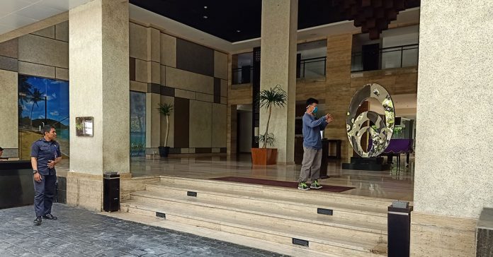 HOTEL TUTUP: Salah satu dari ratusan hotel di Kota Mataram yang akhirnya memilih tutup sementara, dan merumahkan karyawan pasca serangan virus corona. (ALI/RADAR LOMBOK)