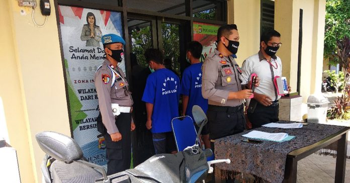 JAMBRET : Dua pelaku jambret saat diamankan di Mapolsek Kediri Kabupaten Lombok Barat.( Fahmy/Radar Lombok)