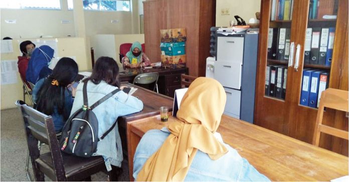 DAFTAR : Ribuan warga Mataram sudah mendaftar sebagau penerima kartu pra kerja yang diluncurkan pemerintah pusat. (ALI MA’SHUM/RADAR LOMBOK)