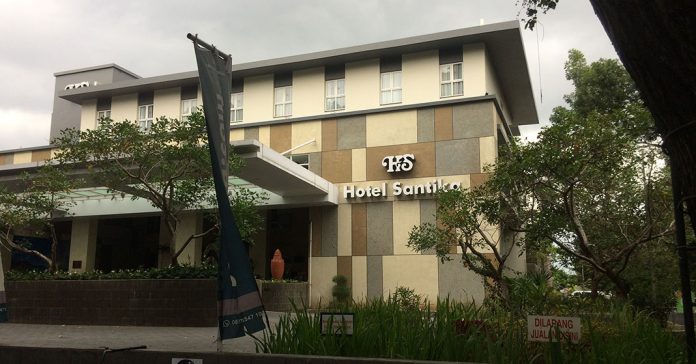 TUTUP: Nampak depan Hotel Santika Mataram yang menutup sementara operasionalnya karena terdampak penyebaran wabah virus Corona (Covid-19). (DEVI HANDAYANI/RADAR LOMBOK )
