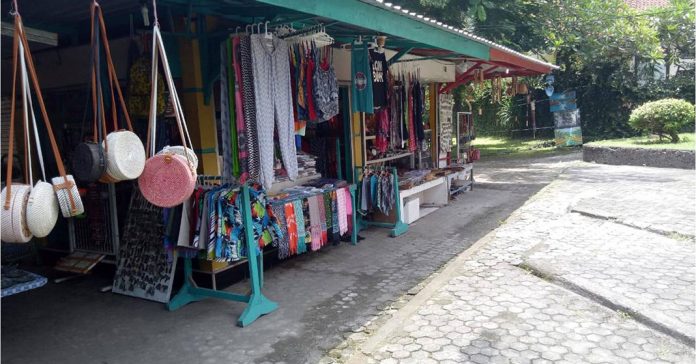 SEPI : Salah satu gerai toko oleh-oleh di Pasar Seni Senggigi yang sepi dari pembeli, akibat tidak adanya wisatawan.( DEVI HANDAYANI/RADAR LOMBOK)