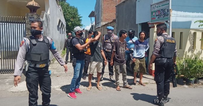 DITANGKAP: Dua pelaku pembobol Alfamart di Jalan Gajah Mada, Jempong Baru ditangkap polisi. (Dery Harjan/Radar Lombok)