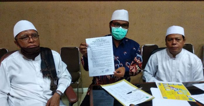 FATWA MUI: Pengurus MUI Kabupaten Lombok Barat menunjukkan maklumat yang akan disebarkan kepada masyarakat terkait dengan perpanjangan peniadaan salat jumat untuk sementara. (Fahmy/Radar Lombok)